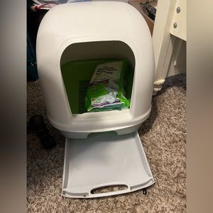 Cat litter pan barely used